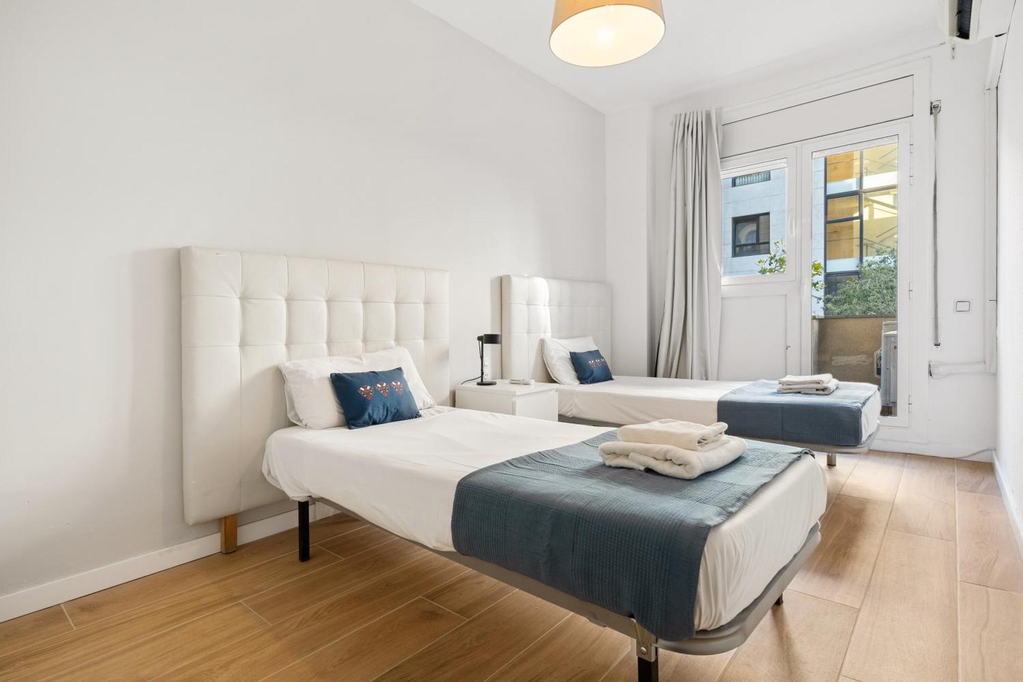 Fridays Flats Spacious 4Br Family Retreat Барселона Екстериор снимка