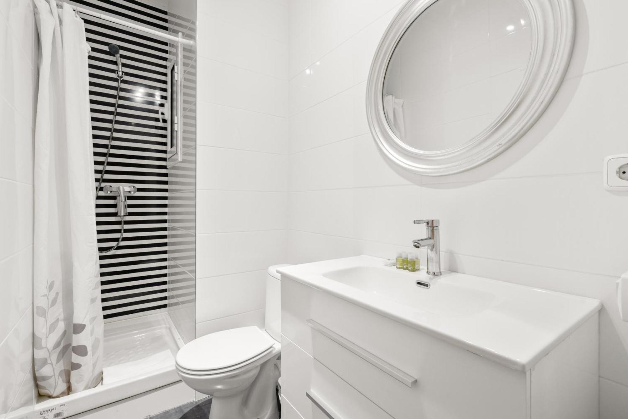 Fridays Flats Spacious 4Br Family Retreat Барселона Екстериор снимка
